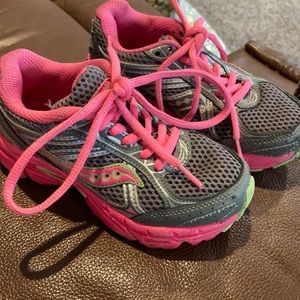 Saucony tennis shoes